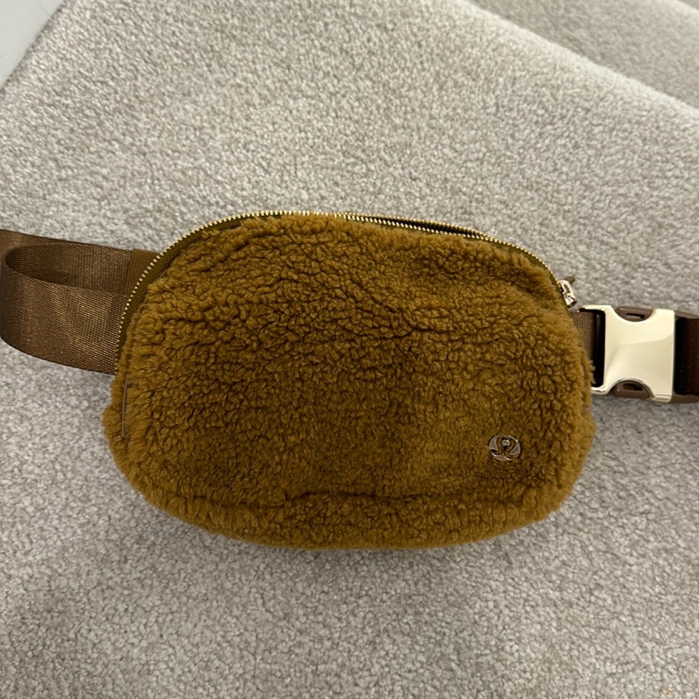 Lululemon everywhere belt bag 1L fleece
